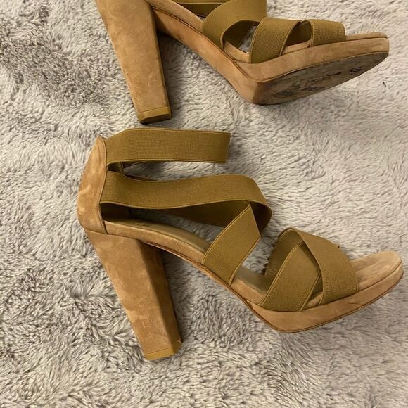 Stuart Weitzman suede heels, size 8,5 - Picture 2 of 9